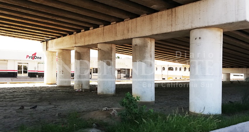 Puente Leona Vicario en CSL se ha convertido en guarida de personas sin hogar 