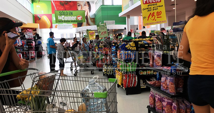 A pesar de los llamados se observan largas filas en compras de pánico