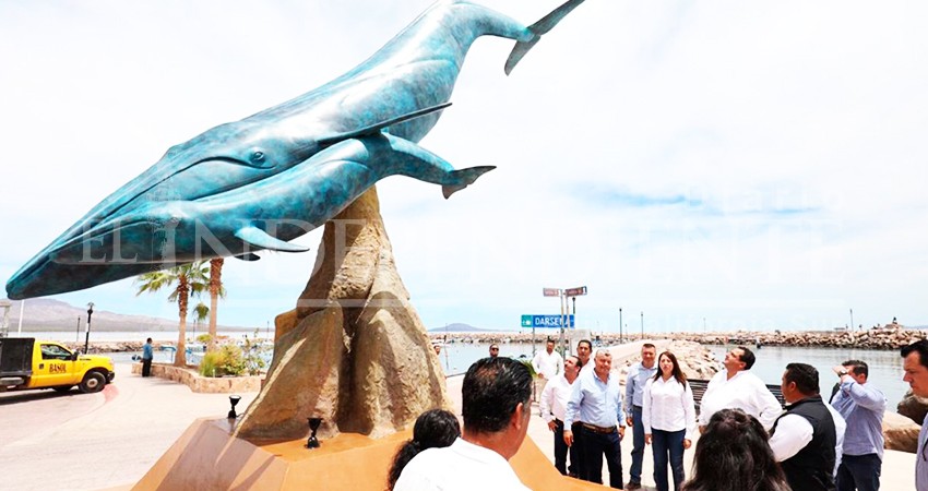 Trasladaron estatua de tiburón ballena de la dársena de Loreto a La Paz