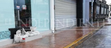 Resguardados comercios de zona turística de CSL por acercamiento de “Lorena”