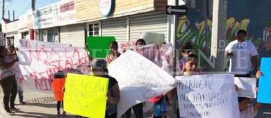 Protestan padres de familia por construcción de gasolinera frente a un Kinder en CSL