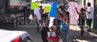 Protestan padres de familia por construcción de gasolinera frente a un Kinder en CSL