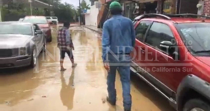 Oscar Leggs recorre zonas dañadas por lluvias, la alcaldesa solo se pronuncia en redes sociales