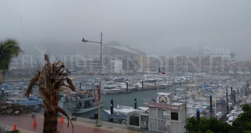 Sorprende oleaje a buque pesquero frente a costas de Los Cabos