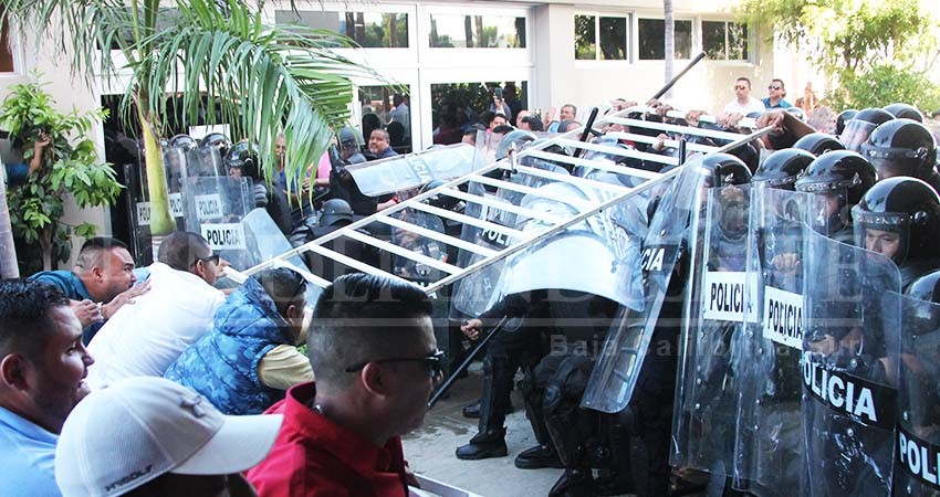 Taxistas contra Estatales revientan primera lectura de Ley de Movilidad en el Congreso BCS