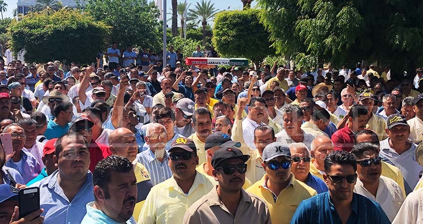 Taxistas contra Estatales revientan primera lectura de Ley de Movilidad en el Congreso BCS