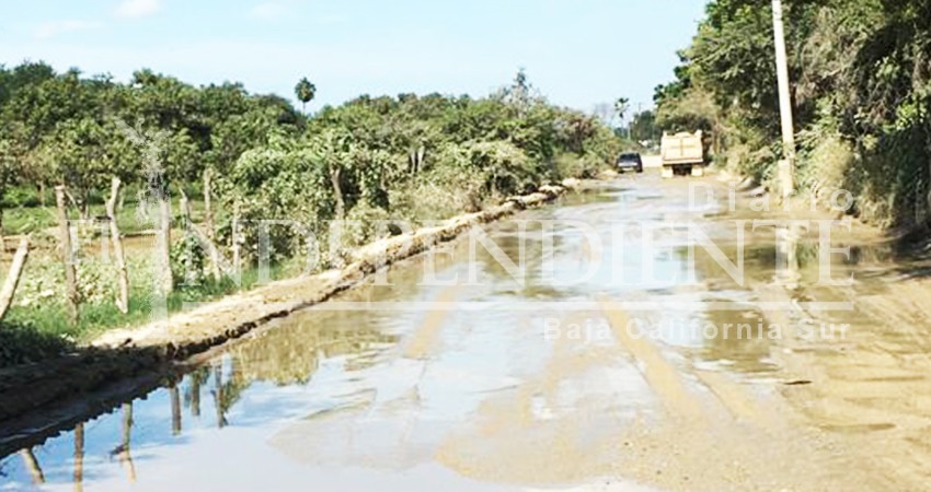 Fuga de aguas negras dificulta acceso a la comunidad de Catarina