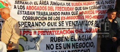 Protestan ciudadanos en el primer informe de Rubén Muñoz