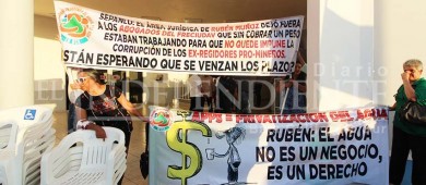Protestan ciudadanos en el primer informe de Rubén Muñoz