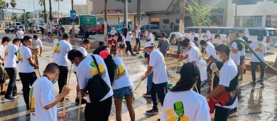 Amigos de CSL y Coco Bongo Show se unen para limpiar el puerto