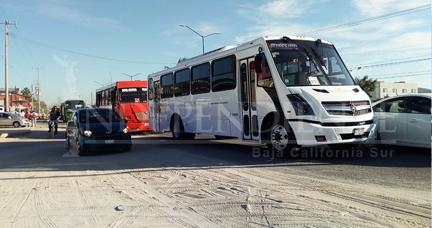 Obras en SJC, provocan que automovilistas utilicen el acotamiento como carril  