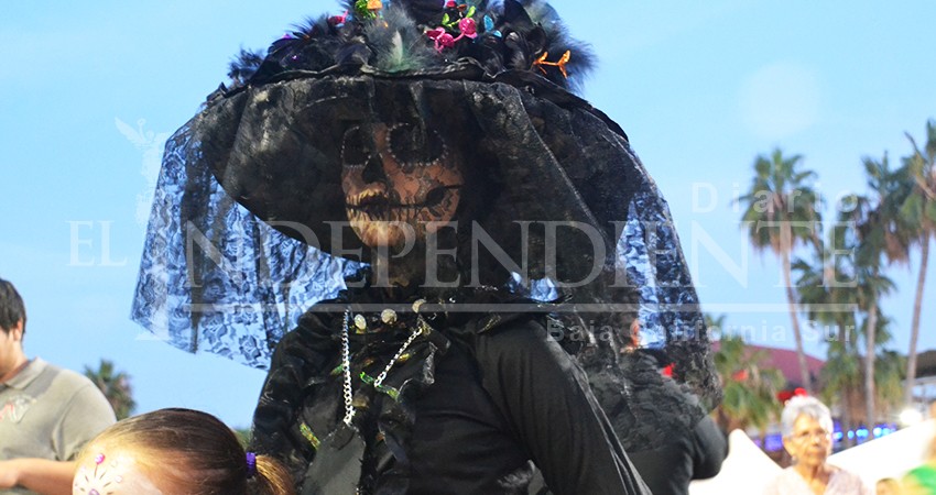 La muerte camina por el malecón; cientos de personas se unen a la marcha de las catrinas 