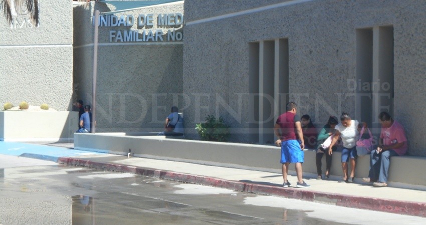 Entre aguas negras y olores fétidos derechohabientes del IMSS reciben el servicio 