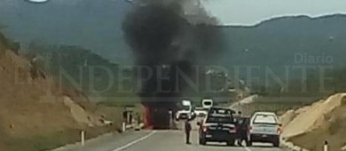 Vuelca y se incendia pick en el libramiento carretero CSL - SJC