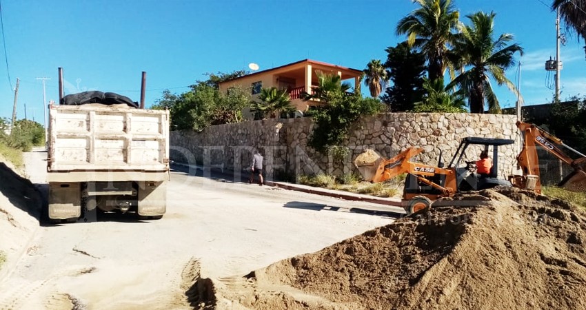 Ciudadanos de El Tezal limpian azolve en Carretera Transpeninsular 