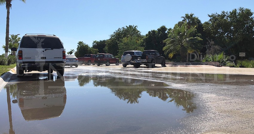 Castro Guzmán se dice incansable en su trabajo por solucionar derrames de aguas negras y baches