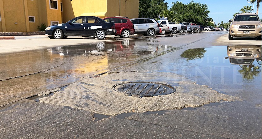 Castro Guzmán se dice incansable en su trabajo por solucionar derrames de aguas negras y baches