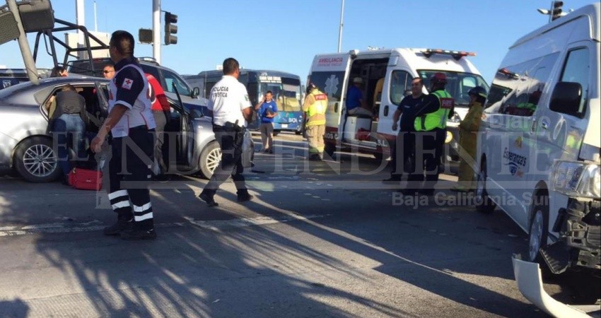 Encontronazo entre patrulla  y transportadora turística en CSL 