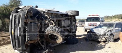 Aparatosa volcadura en Avenida Tamaral de CSL