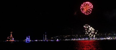 Todo un éxito el 2do desfile náutico navideño en el malecón de La Paz