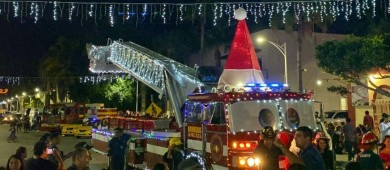Todo un éxito el 2do desfile náutico navideño en el malecón de La Paz