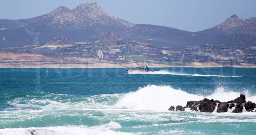 Marejada y fuertes vientos obligan a retirar bañistas de las playas