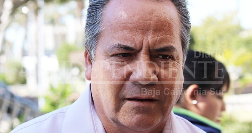 Reconoce Ramiro Ruíz críticas por donar inodoro; “no es campaña”, dice