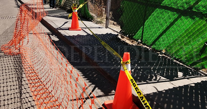 Socavón en construcción puede colapsar otra banqueta de la calle "Acuario" en CSL 