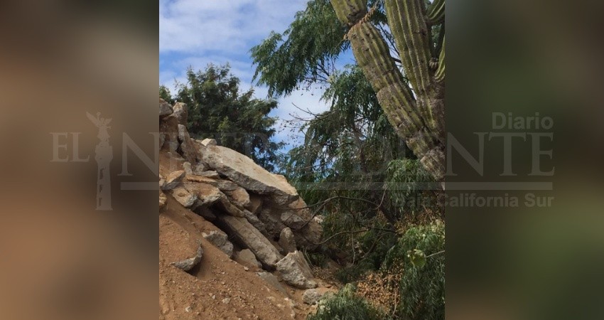 Denuncian vecinos de Lomas del Valle tiradero de escombro en arroyo de CSL