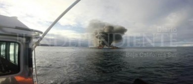 Embarcación se incendia en las inmediaciones de la Isla Espíritu Santo