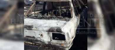 Madrugada de incendio en Puerto Nuevo; 3 vehículos se quemaron