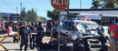 Encontronazo entre una unidad policial y un vehículo particular