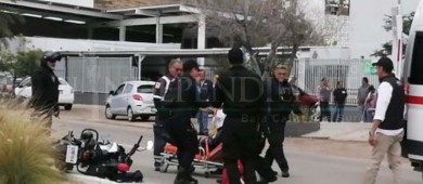 Mujer huye tras atropellar a un policía en el malecón de La Paz