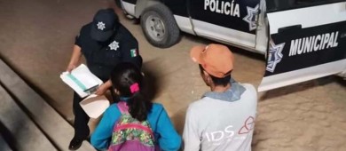 Dejan a una niña sola afuera de una primaria en Los Cabos