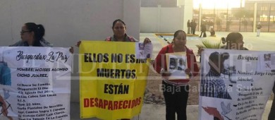 Con protestas reciben a AMLO en la base aeronaval tras mesa de seguridad