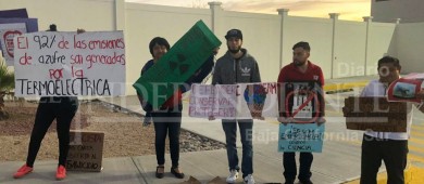 Con protestas reciben a AMLO en la base aeronaval tras mesa de seguridad