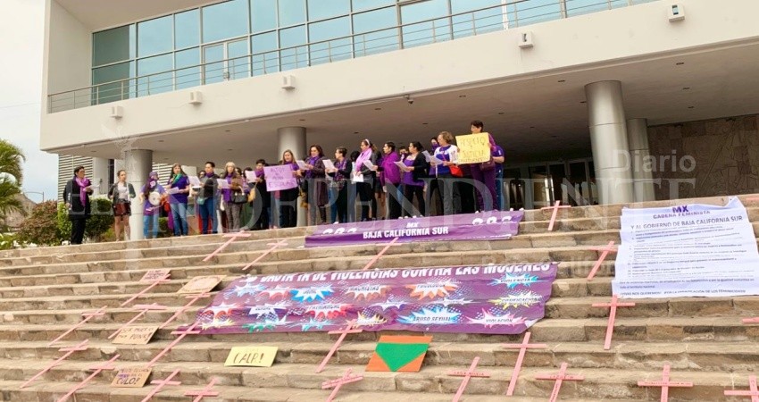 Mujeres exigen alto a la violencia con cadena feminista en explanada de gobierno BCS