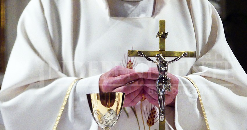 Para evitar contagio diócesis aplicará eucaristía “de mano en mano” y aislamiento