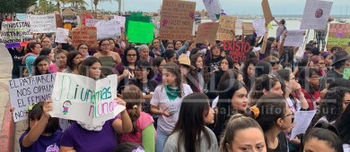 Histórica convocatoria en marcha feminista de La Paz por el día de la mujer