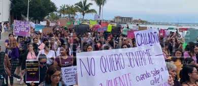 Histórica convocatoria en marcha feminista de La Paz por el día de la mujer