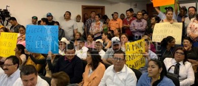 Abarrotan el congreso BCS con manifestantes previo inicio de sesiones