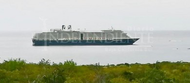 Llegó a CSL el crucero "Oosterdam"; estará 30 días fondeado en la bahía