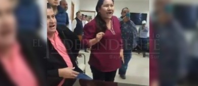 Explota diputada de BCS y transmite en vivo desalojo de la Junta de Gobierno
