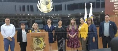 De madrugada, diputados de oposición sesionan e inician con "destituciones"