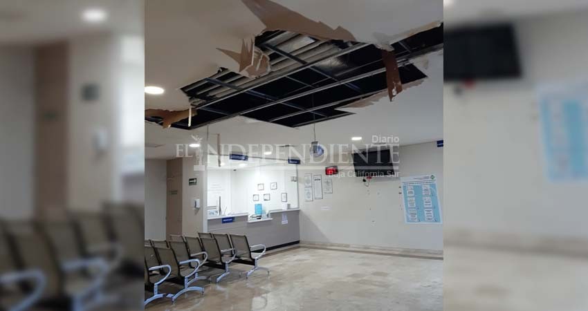 Evidencian rezagos: colapsa techo en sala de espera de Hospital Salvatierra