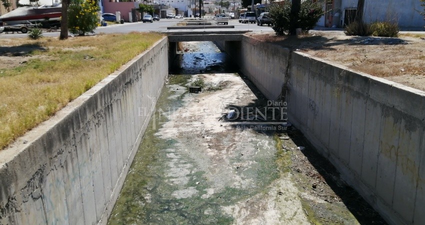 Contaminado por basura y aguas negras el canal pluvial de Miramar en CSL  