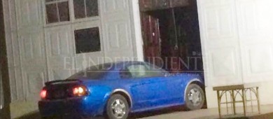 Con todo y carro intentó ingresar al templo de Santa Bárbara