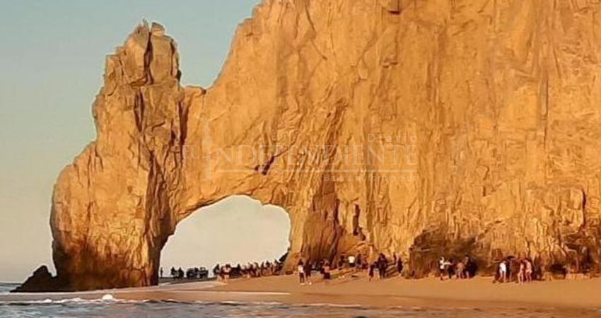 Euforia por foto en El Arco de CSL sepulta la “sana distancia” en Los Cabos 