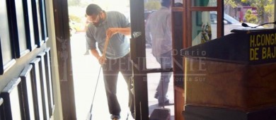 De nuevo... Revientan instalaciones del Congreso: Evitan juicio político