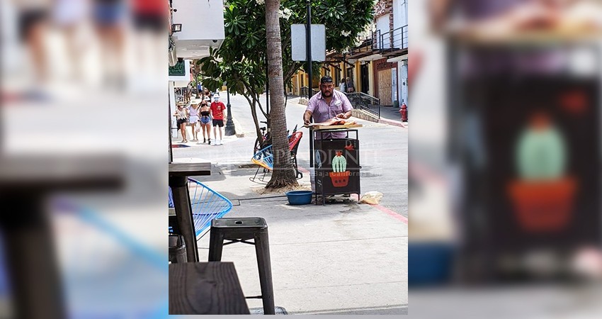 ¿Y las medidas sanitarias? Usó un bote de basura callejero para preparar su pescado   